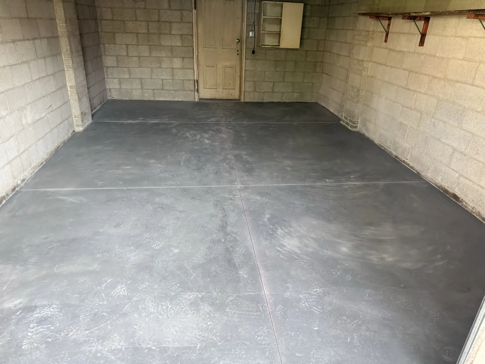 Concrete garage floor poured flat and finished smooth